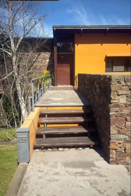 Antes: Escalera de entrada