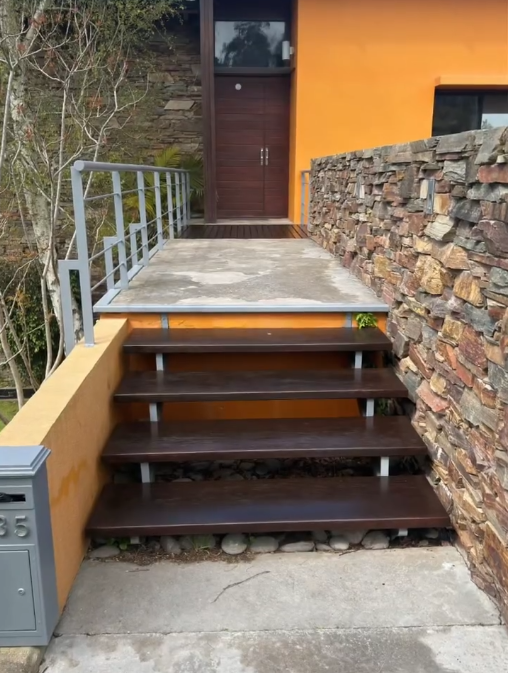Después: Escalera de entrada